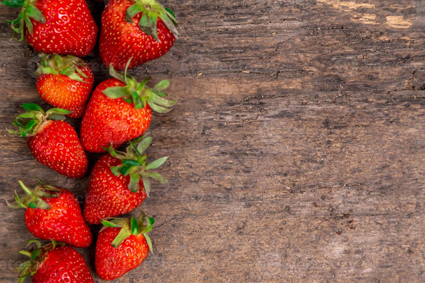 goda jordgubbar på ett träbord foto