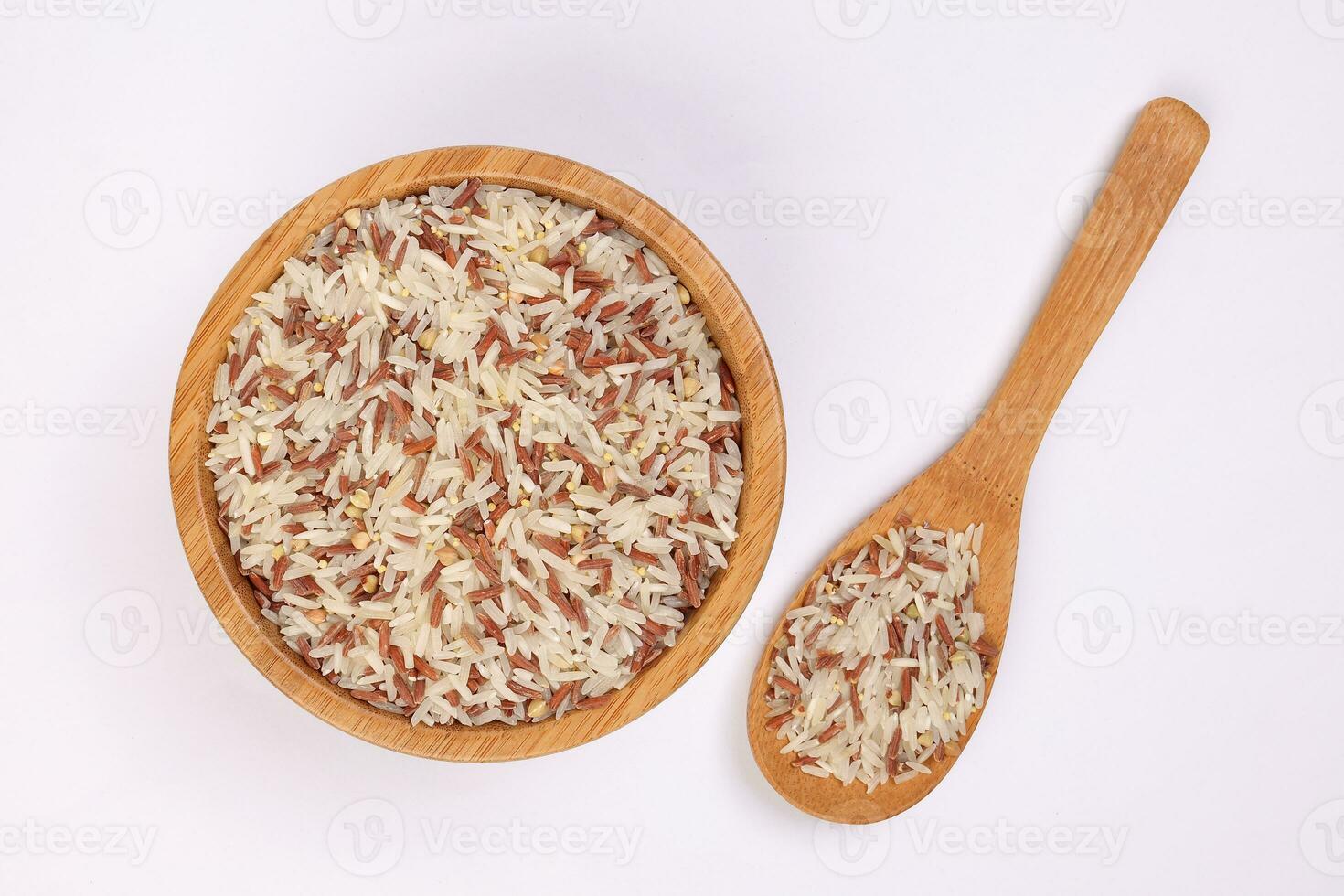 blandad låg glykemiskt index friska ris spannmål basmati hirs bovete röd ris i trä- skål sked på vit bakgrund topp se foto