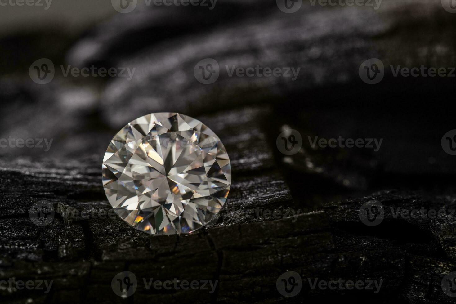 diamant ädelsten på svart kol foto