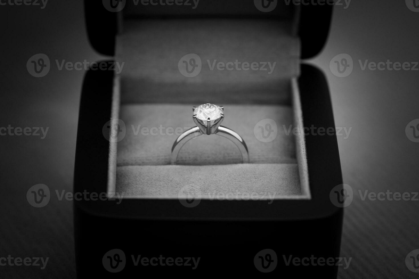 klassisk engagemang diamant ringa i Smycken låda foto