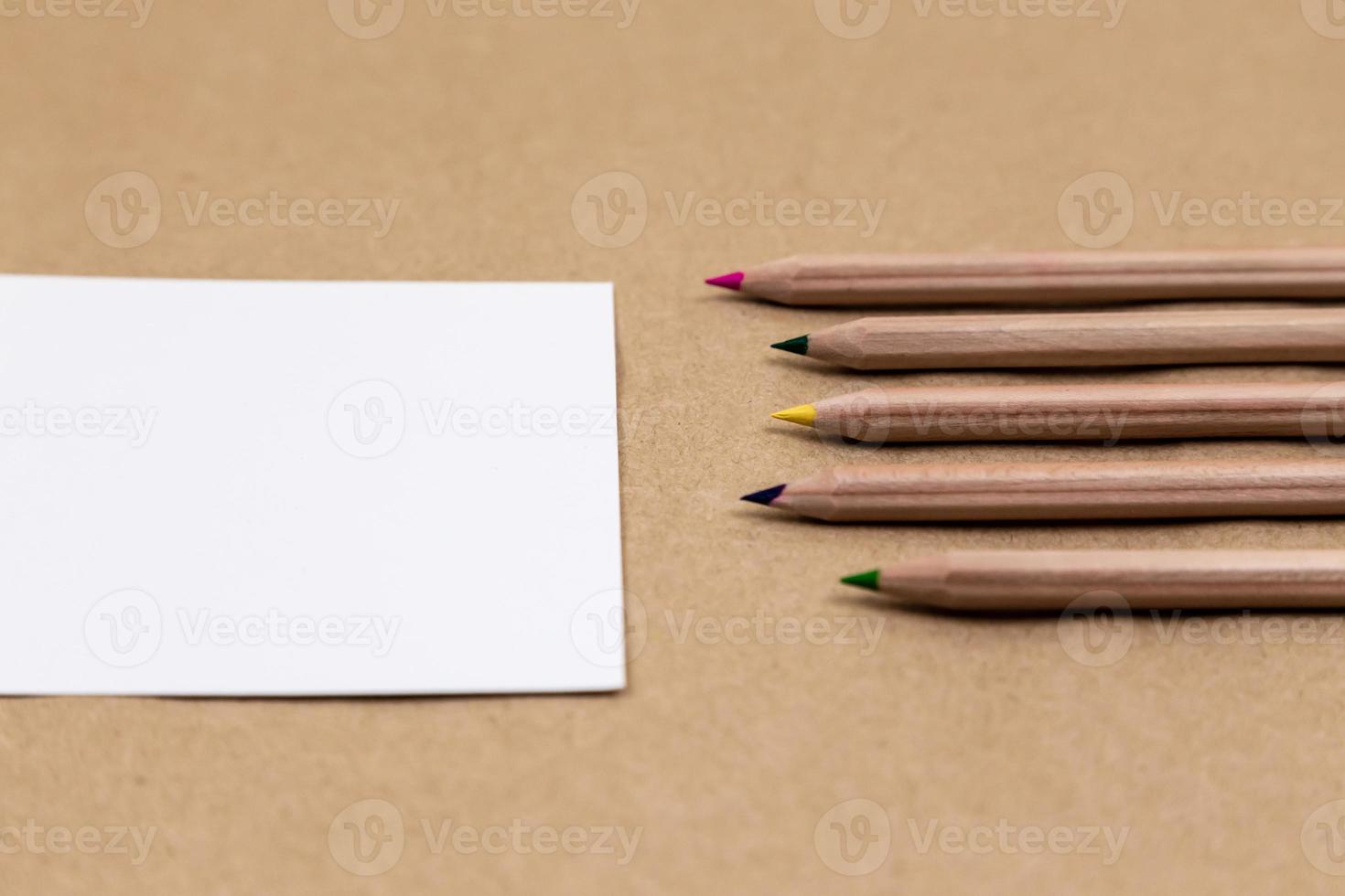 tom anteckningsbokssida med färgglada pennor foto
