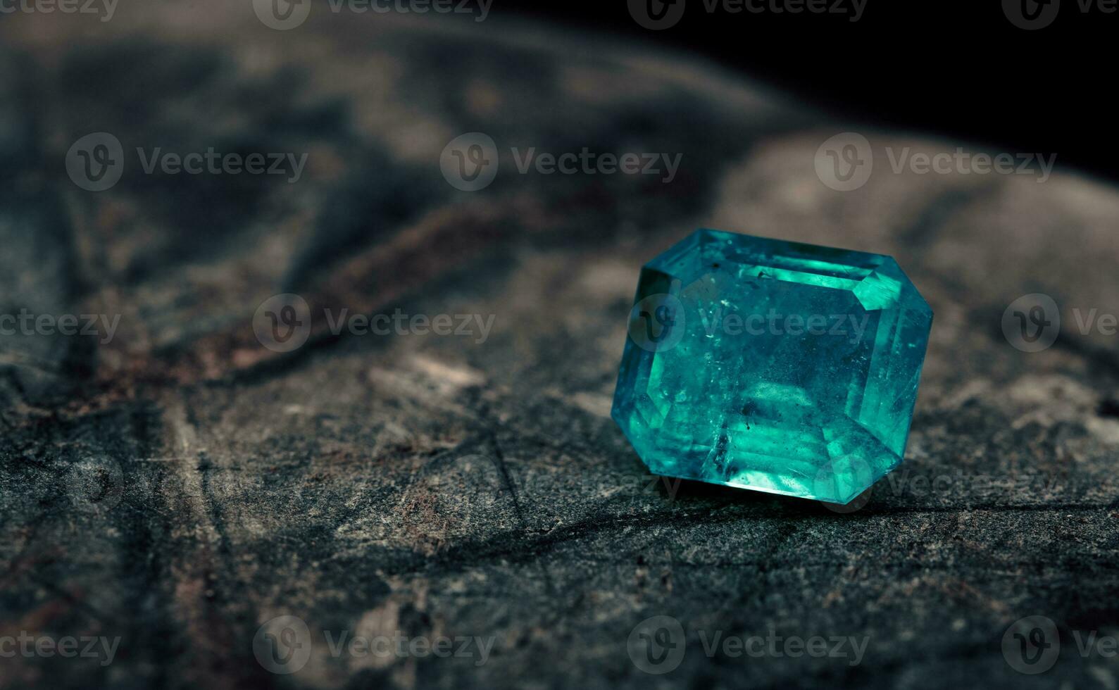 blå safir ädelsten på naturlig sten foto