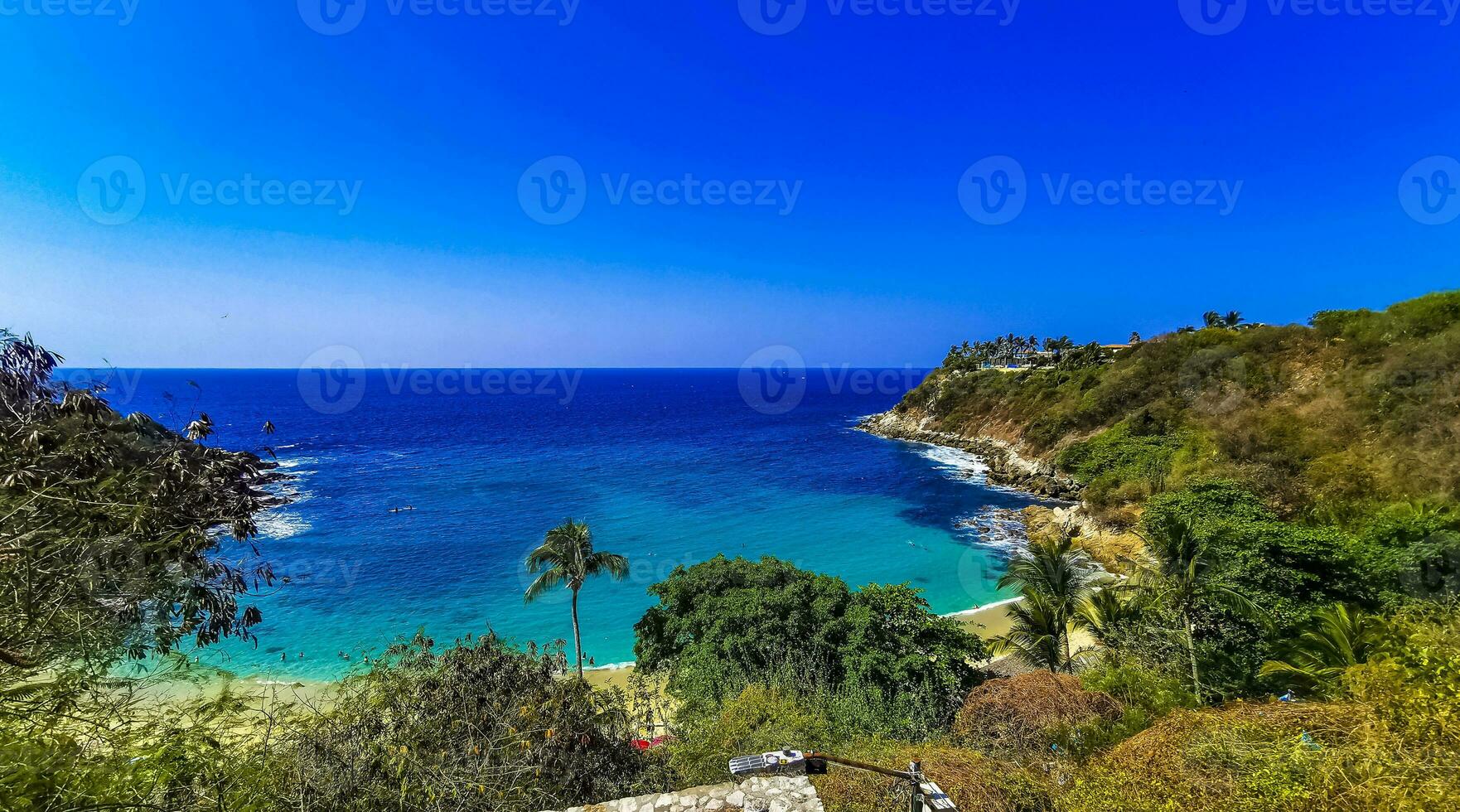 strand sand blå turkos vatten vågor panorama carrizalillo puerto escondido. foto