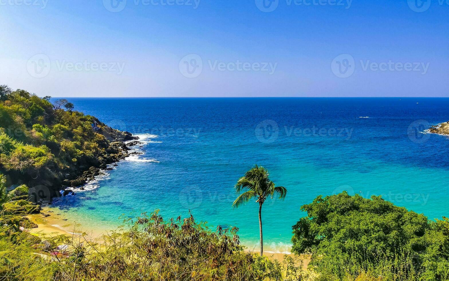 strand sand blå turkos vatten vågor panorama carrizalillo puerto escondido. foto