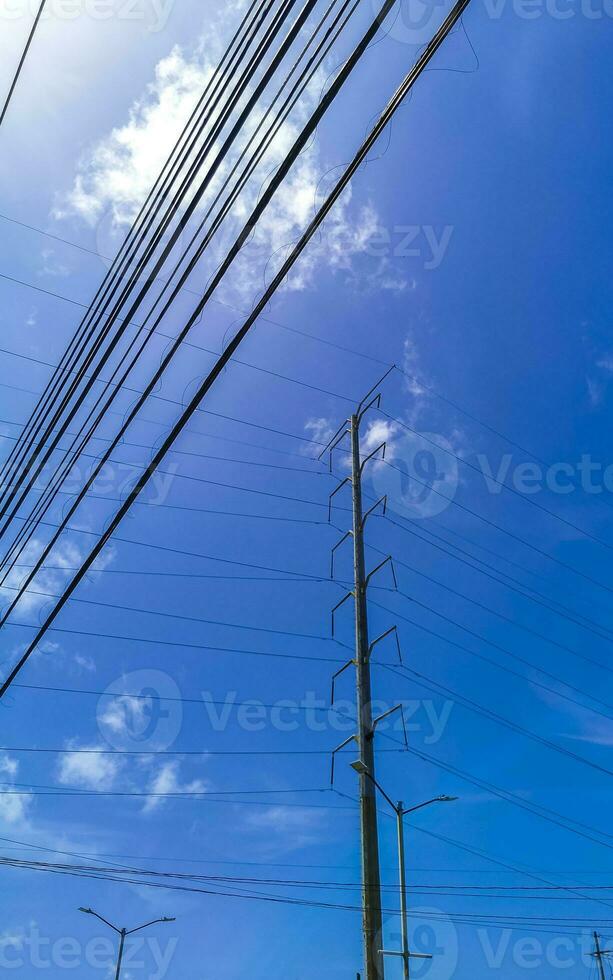 enorm gigantisk kraft Pol och kabel- blå himmel moln Mexiko. foto