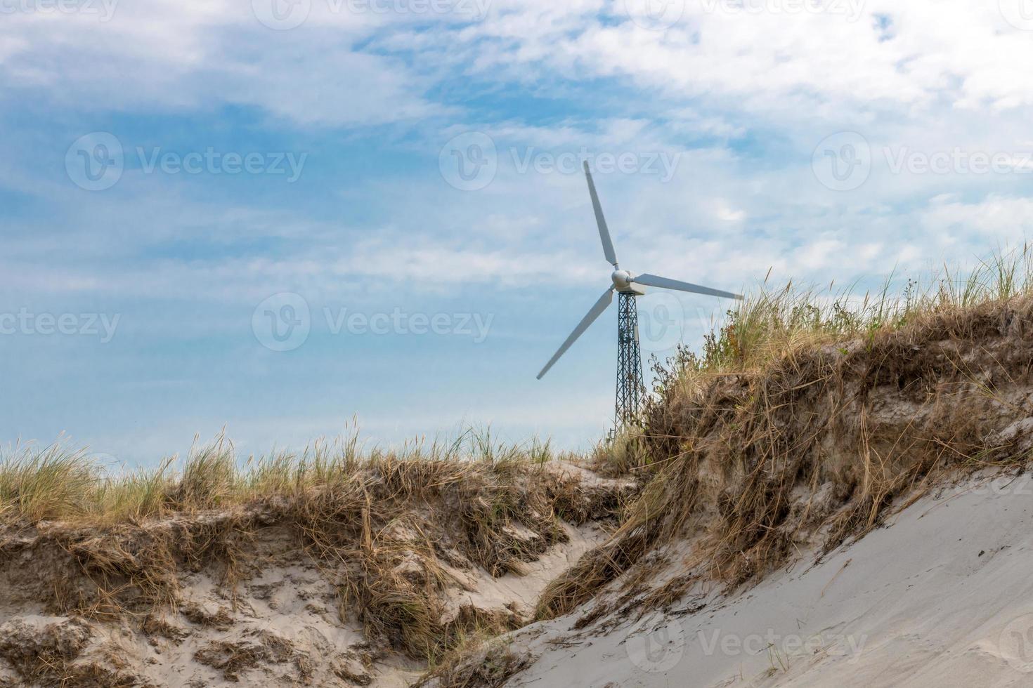 tyska östersjökusten med vindkraftverk sanddyner och gräs foto