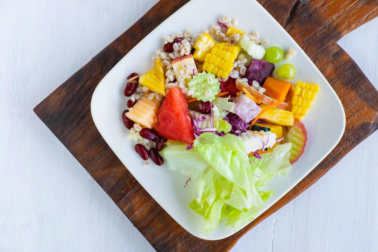 hälsosam frukt- och grönsaksallad foto