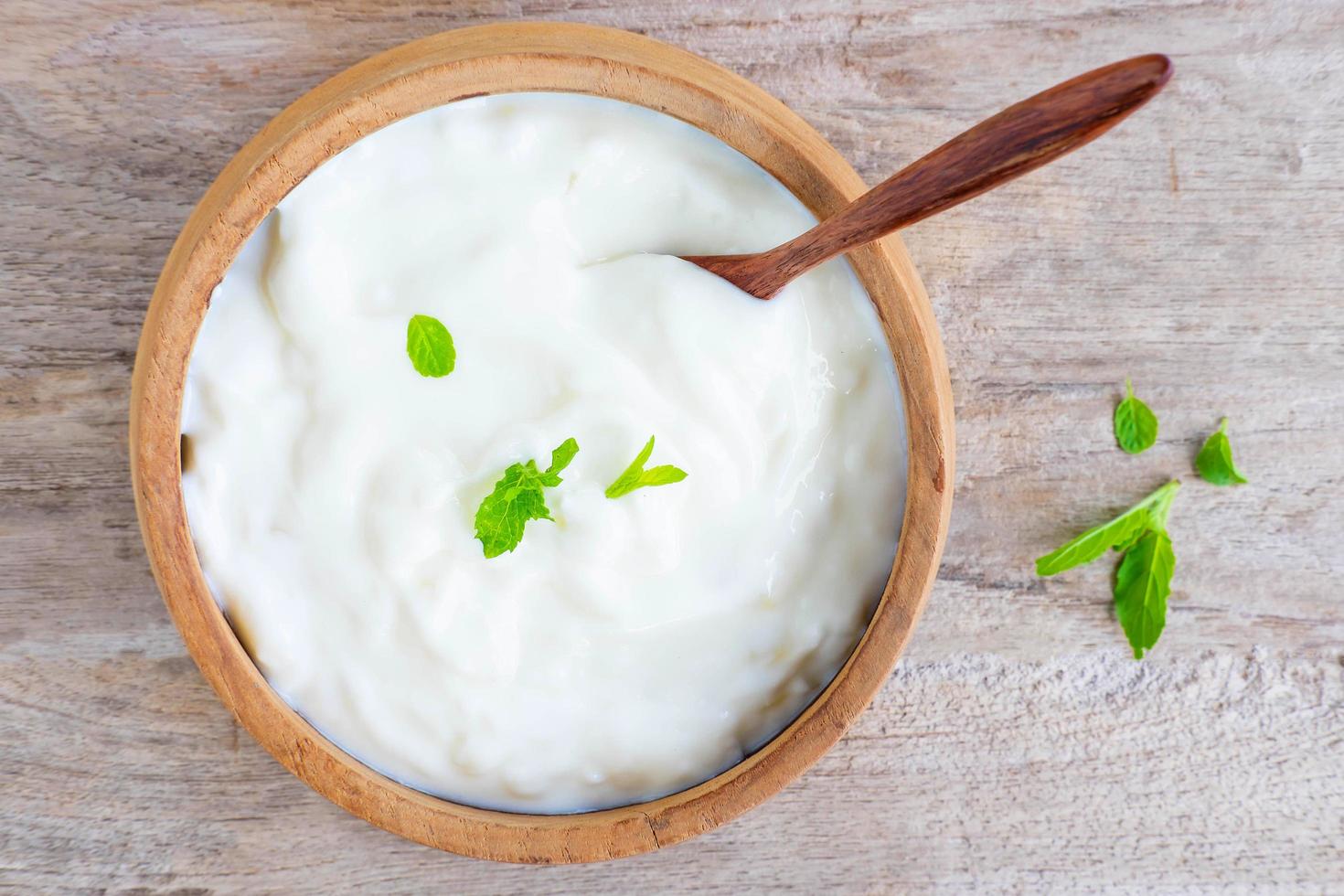 hälsosam naturlig yoghurt på ett träbord foto