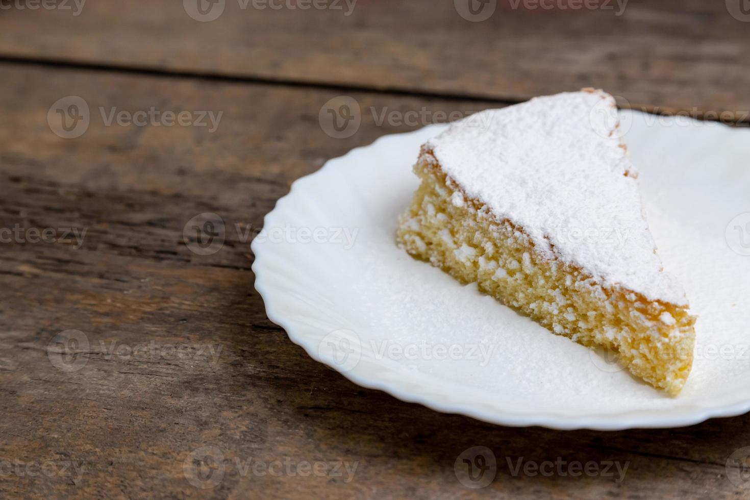 sockerkaka med grädde och vit choklad foto