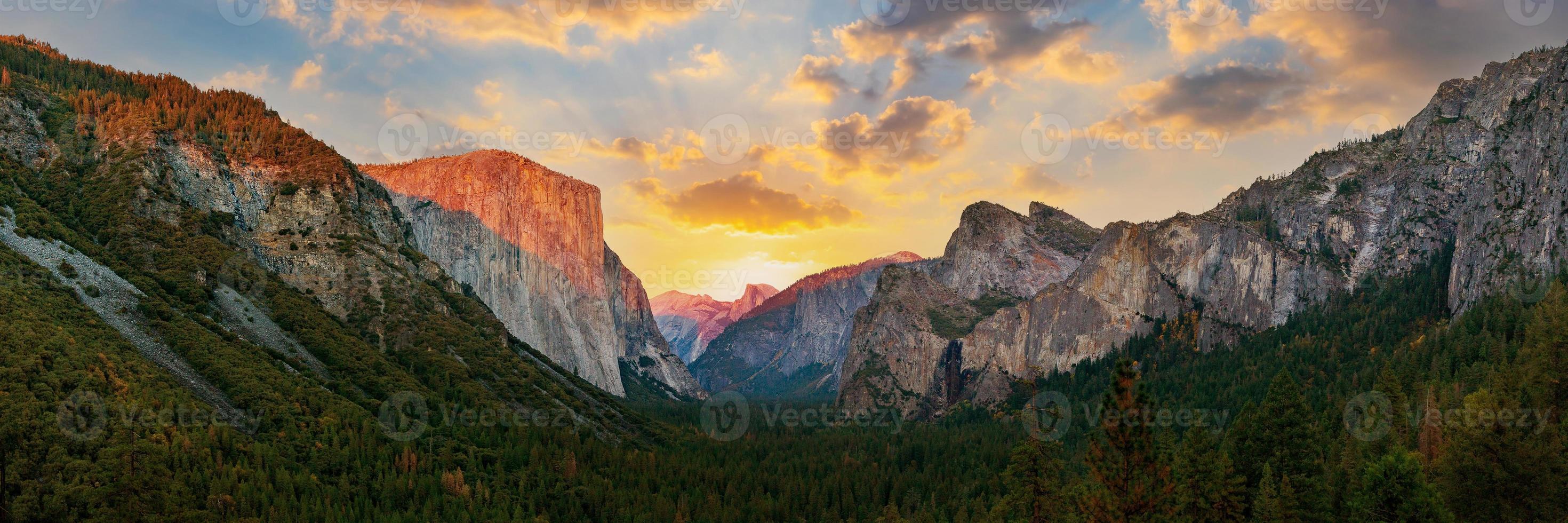 Yosemite Valley nationalpark under solnedgången från tunnelns syn på skymningstiden foto