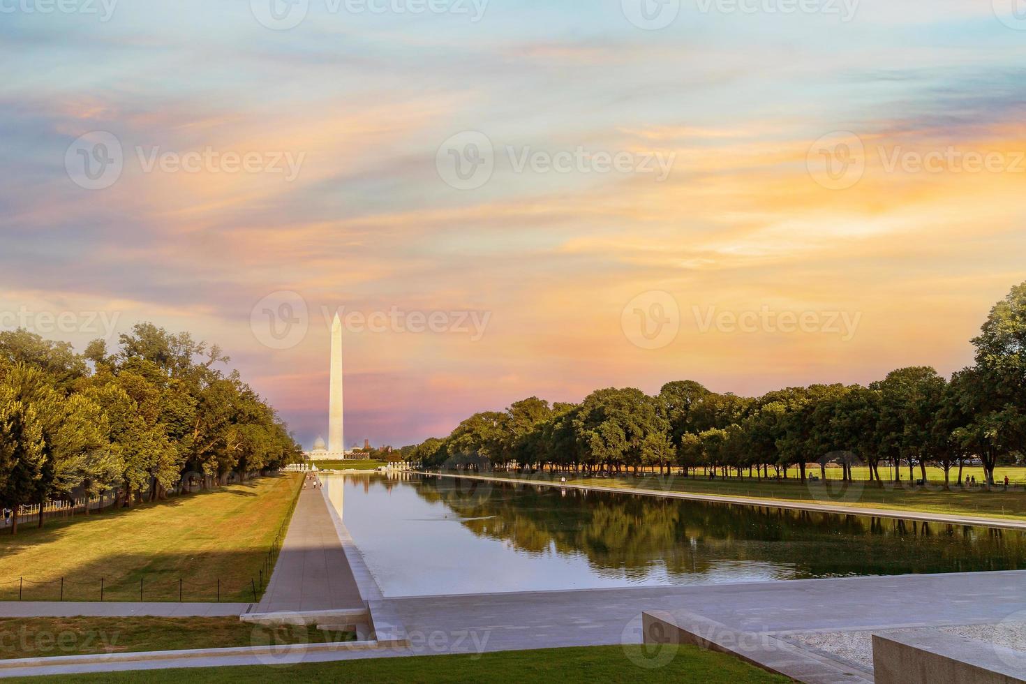 washington monument återspeglas i den reflekterande poolen foto