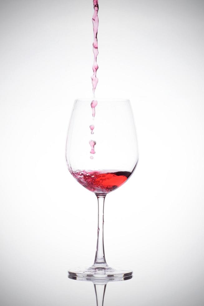 vinglas och rött vin foto