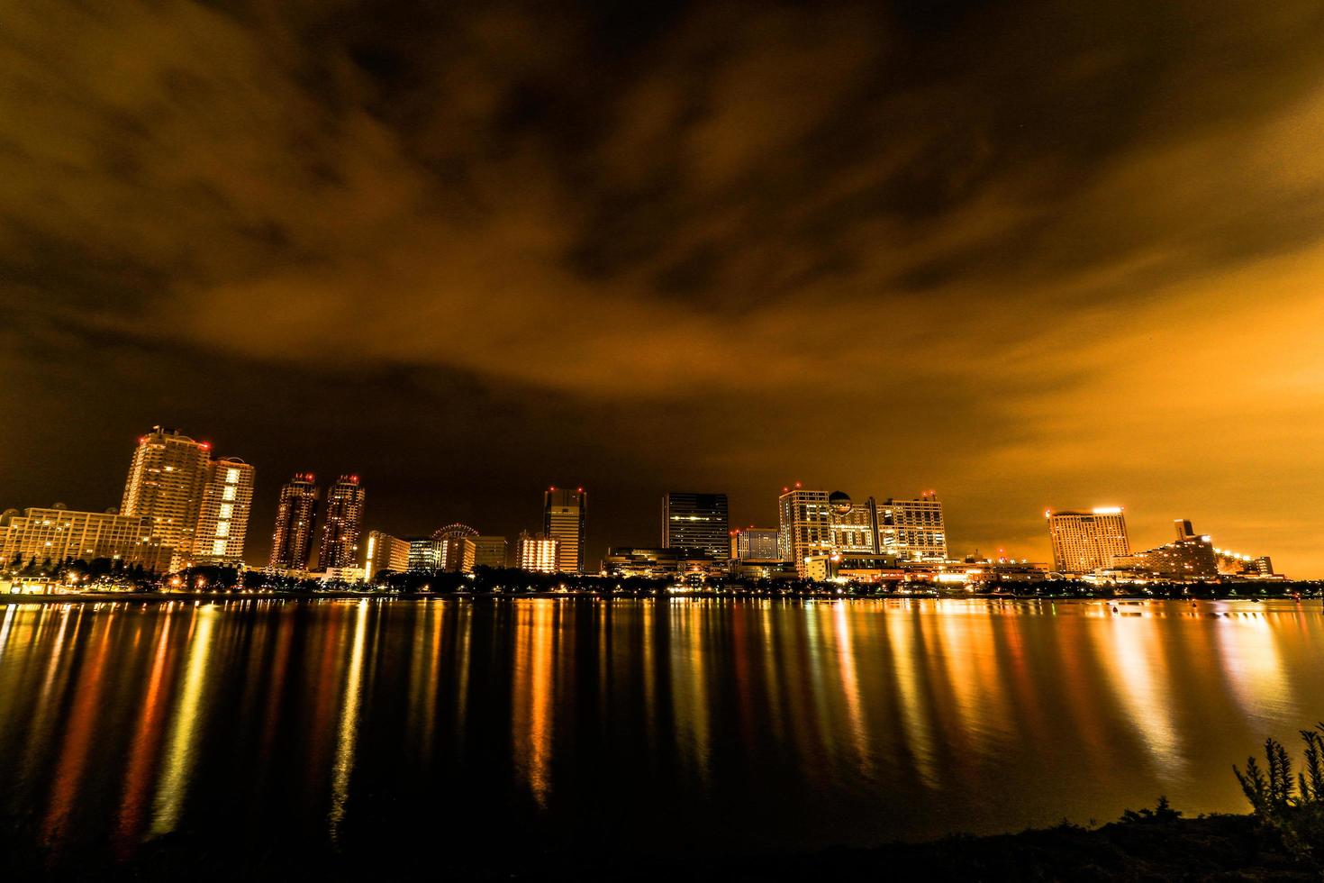 tokyo nattstad scape i odaiba med regnbågsbro foto