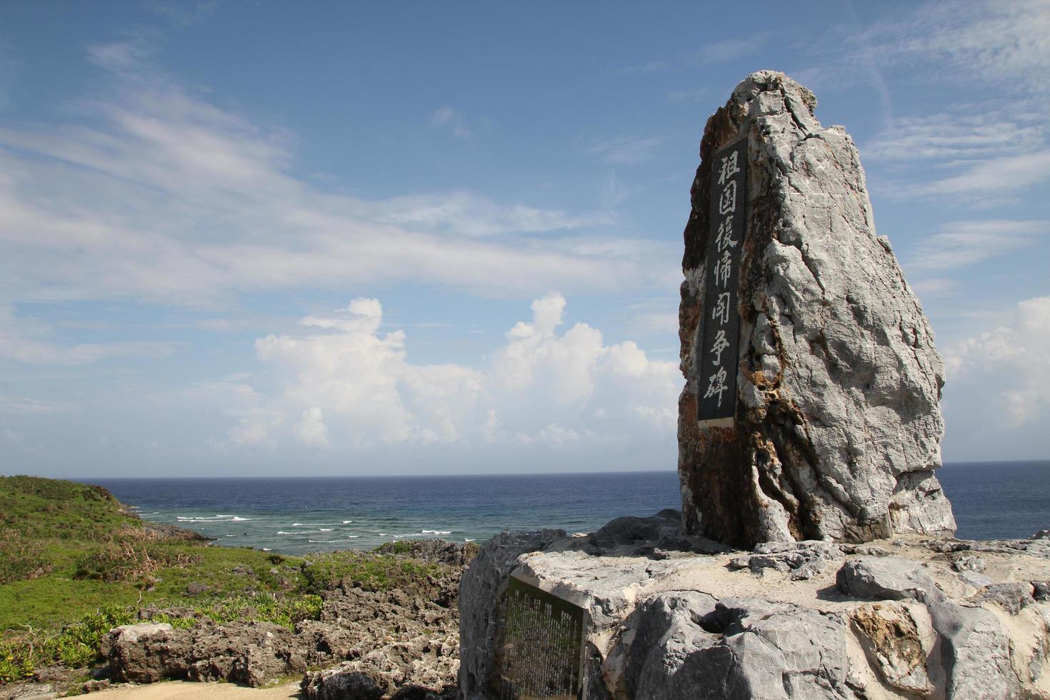 ett monument vid okinawa på sommaren foto