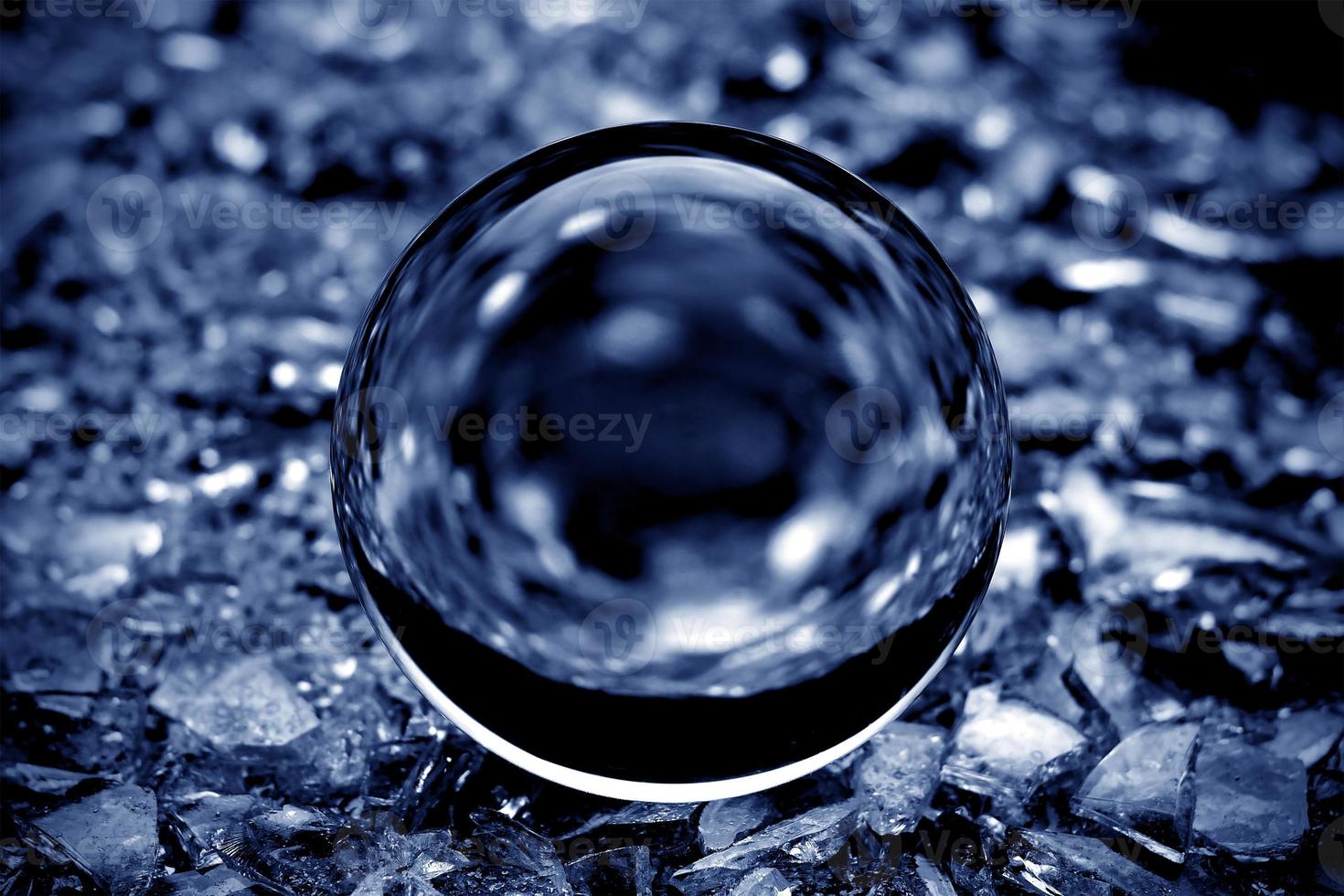 en linsboll i blå monokrom foto