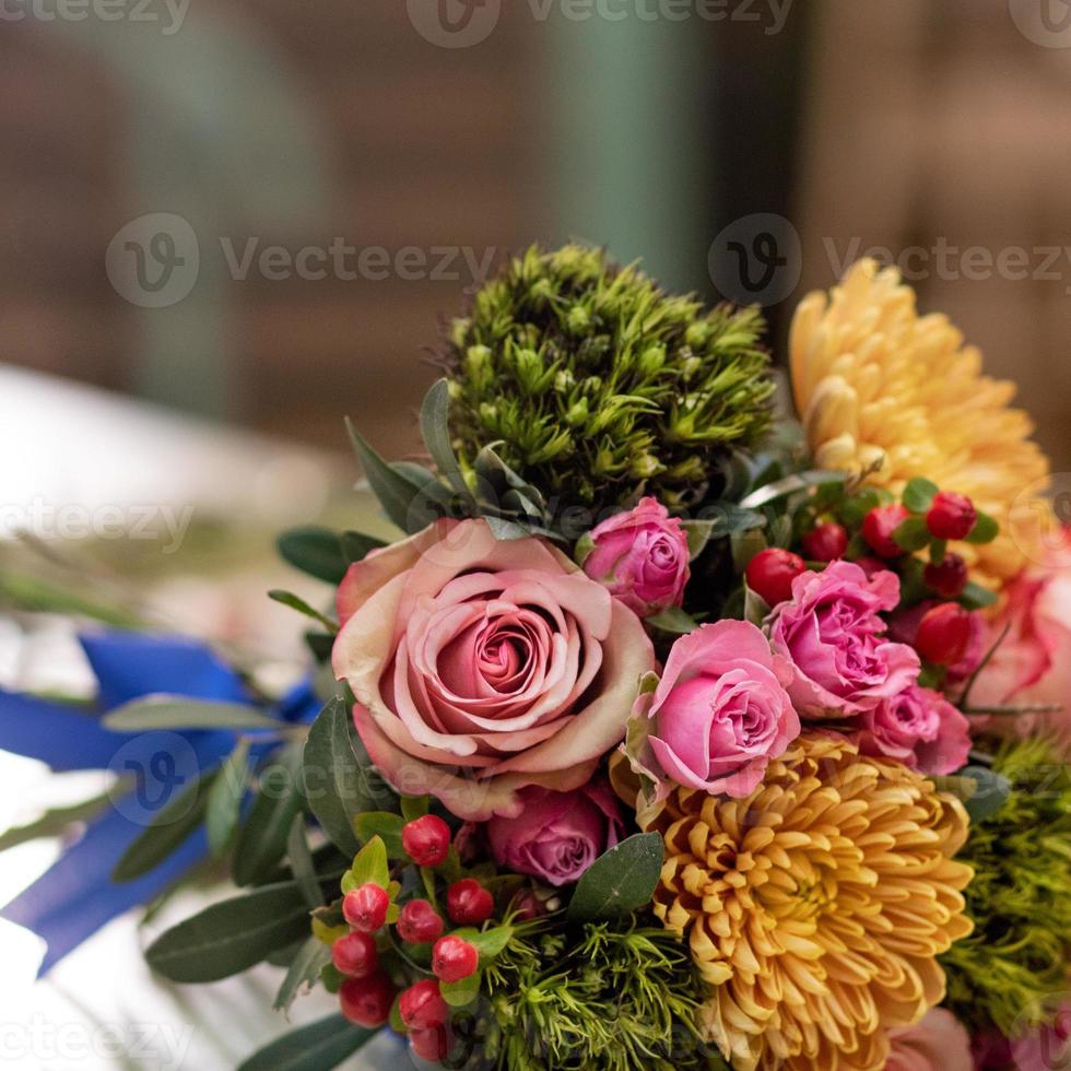 vacker blombukett i bordet med bukett blomsterhandlare utrustning foto