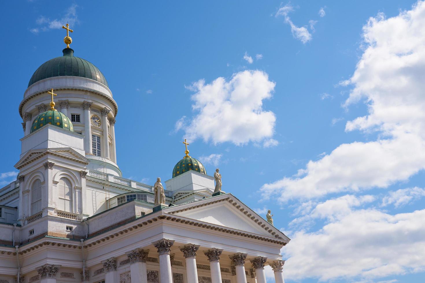 katedralen i Helsingfors mot den blå himlen foto