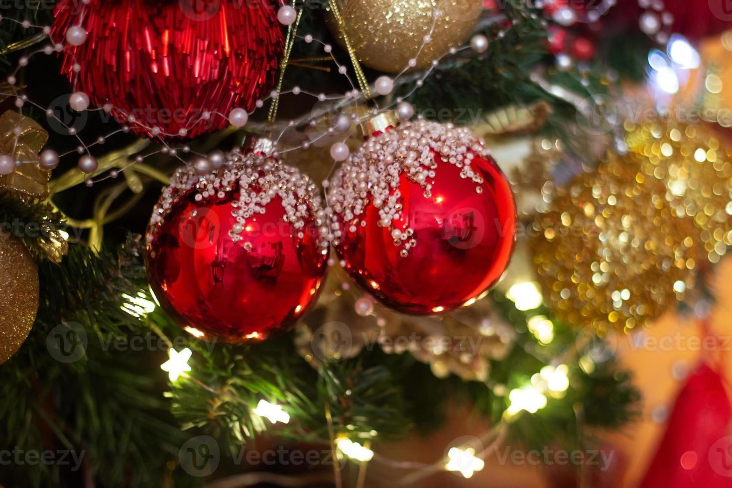 julgran med röda och gyllene ornament festlig vinterhelgbakgrund foto
