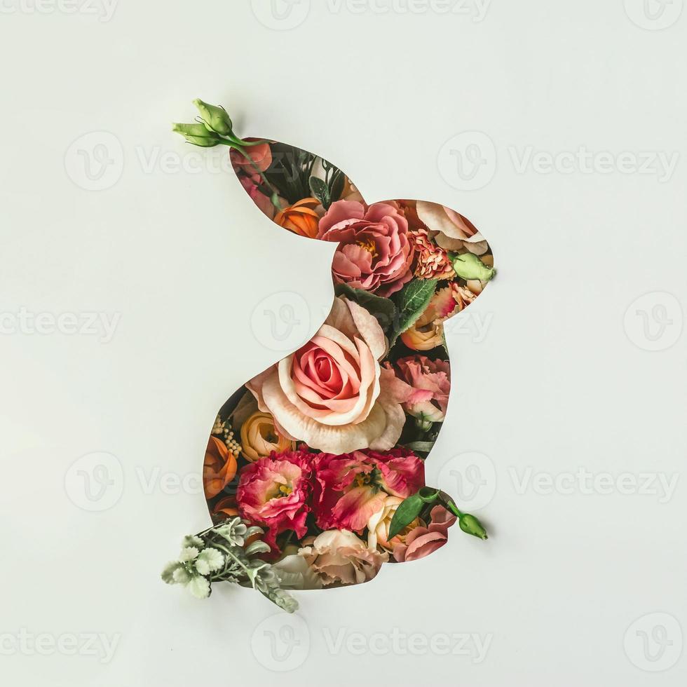 kaninform gjord av färgglada blommor ovanifrån platt låg kreativ minimal vår- eller påskbakgrund foto