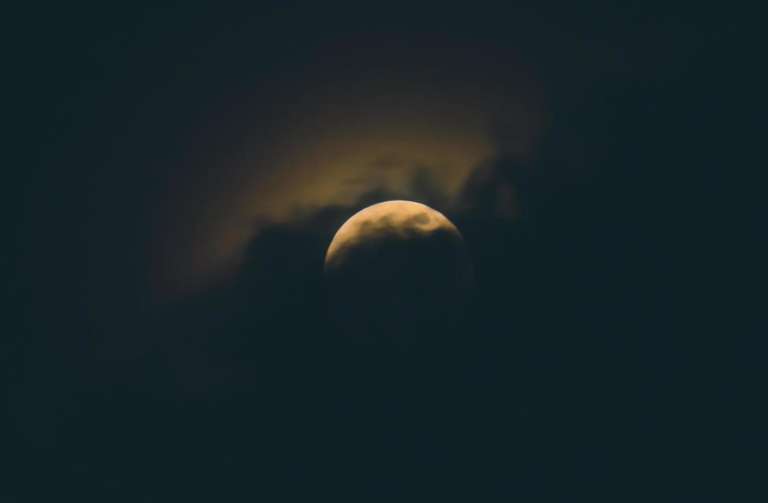 halvmåne på natten foto