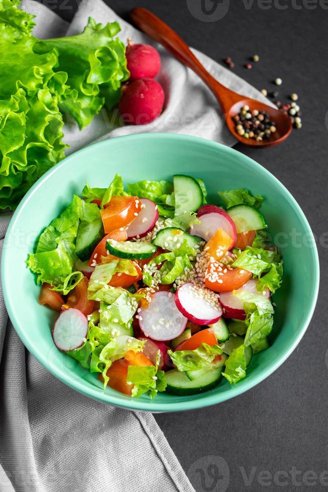 säsongsbetonad grönsaksallad från ekologiska jordbruksprodukter på grå bakgrund foto