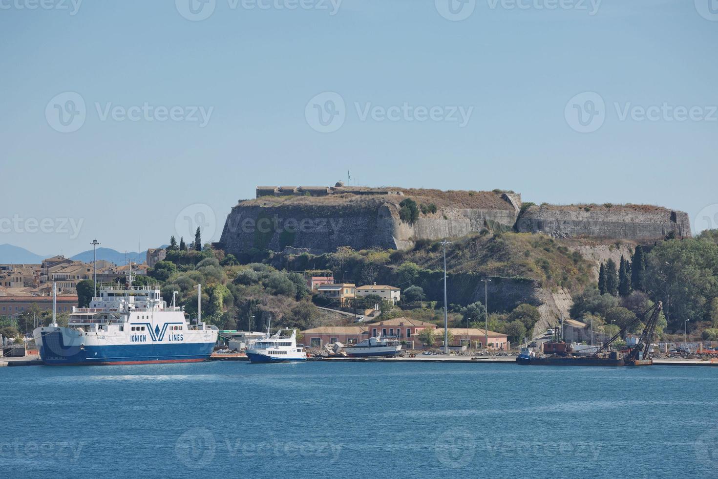 ionion linjer färja och historiska centrum med fästningen av ön Korfu i Grekland foto