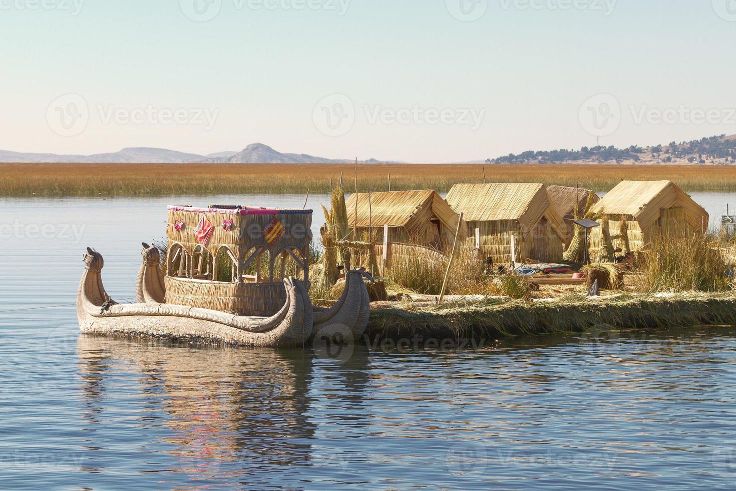 vassbåt på ön uros vid Titicacasjön peru och bolivia foto