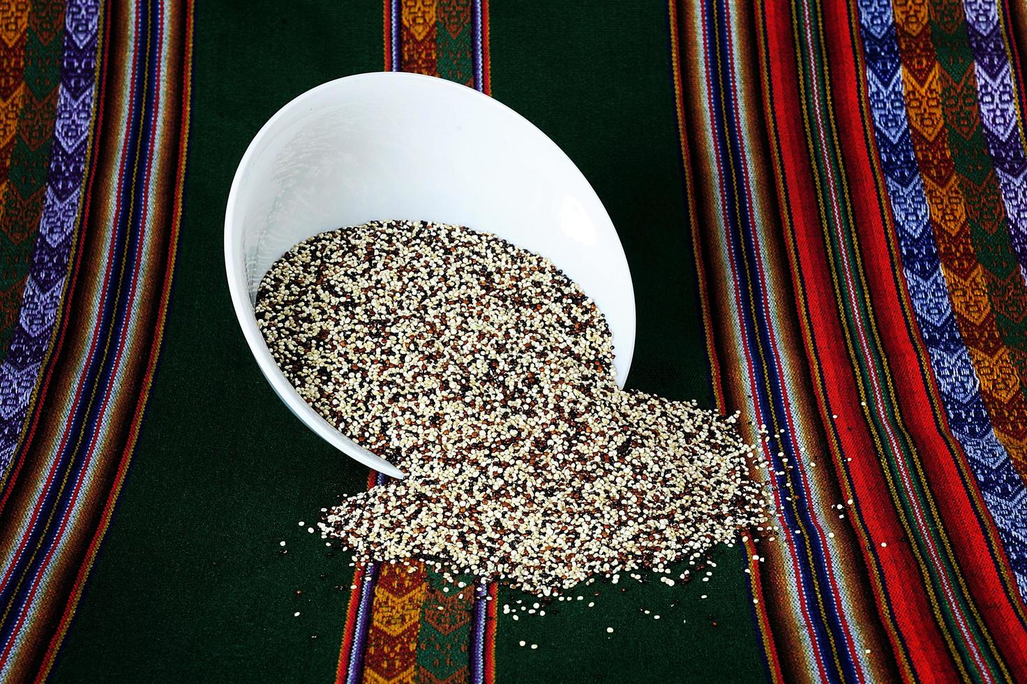 tricolor quinoa korn tricolor quinoa korn på en vit platta på en inca mantel foto