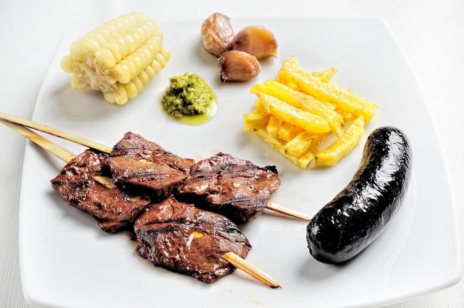 anticuchos peruanska köket, grillad spettad nötköttkött foto