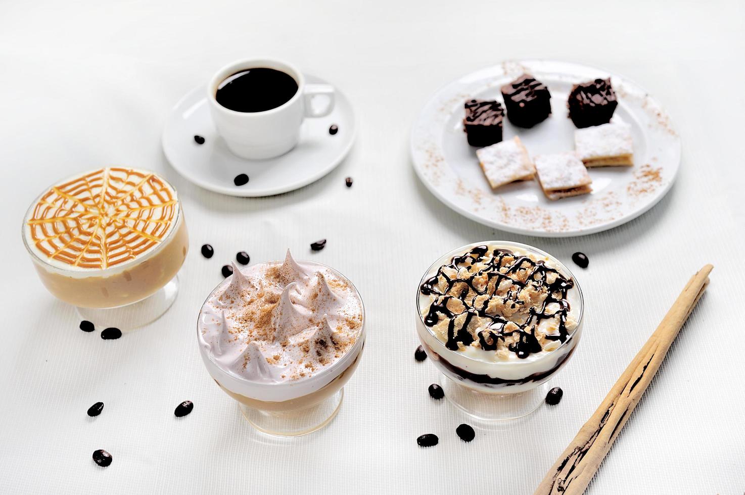 fem olika söta desserter foto