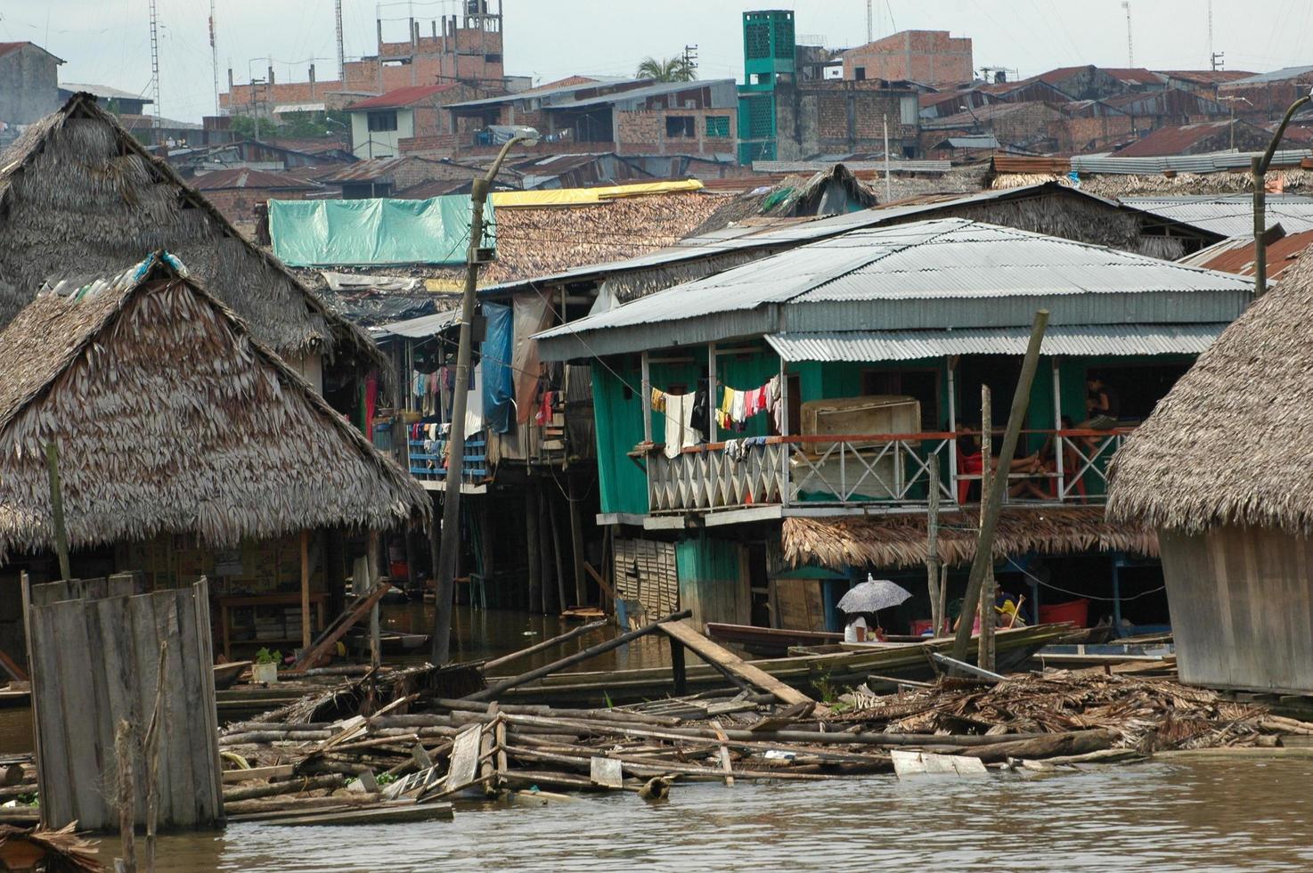 slummen i byn Belen i Iquitos foto