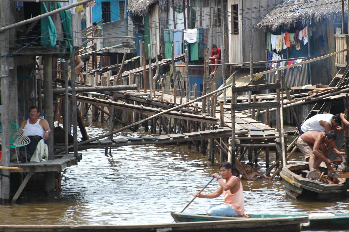 slummen i byn Belen i Iquitos foto