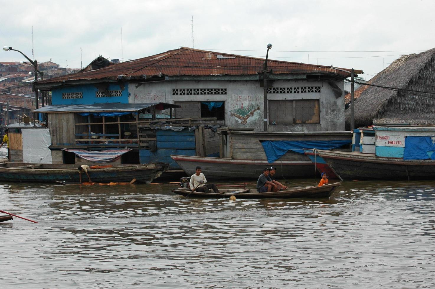 slummen i byn Belen i Iquitos foto