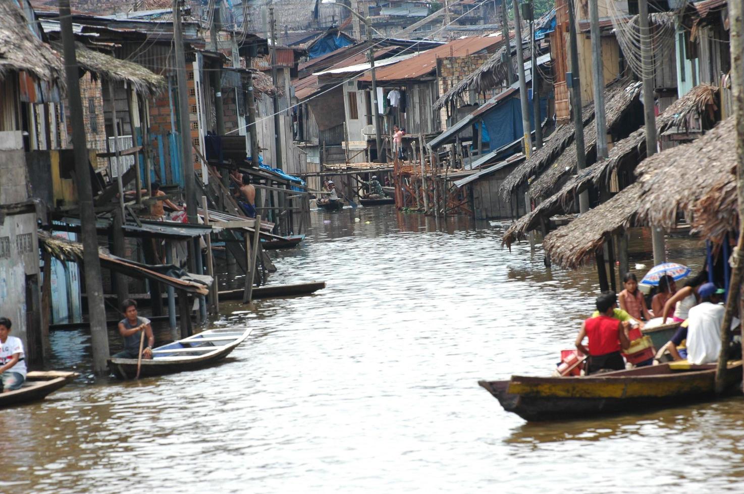 slummen i byn Belen i Iquitos foto