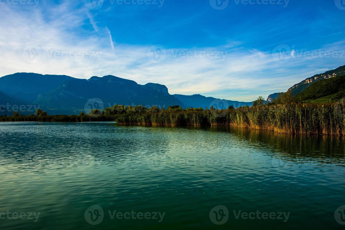 morgon vid sjön Caldaro i Bolzano, Italien foto