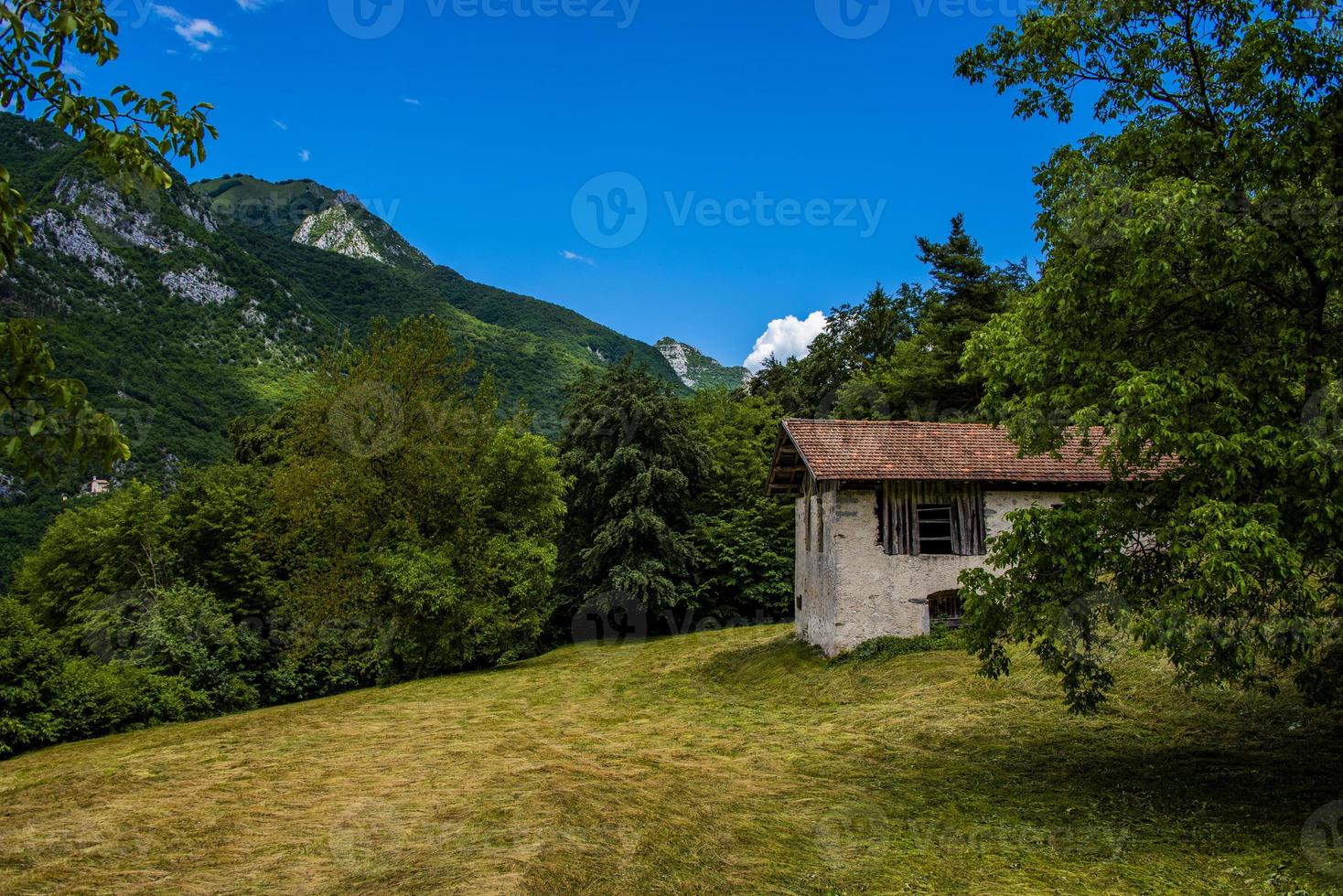 skjul och gräsmatta vid sjön ledro i Trento, Italien foto