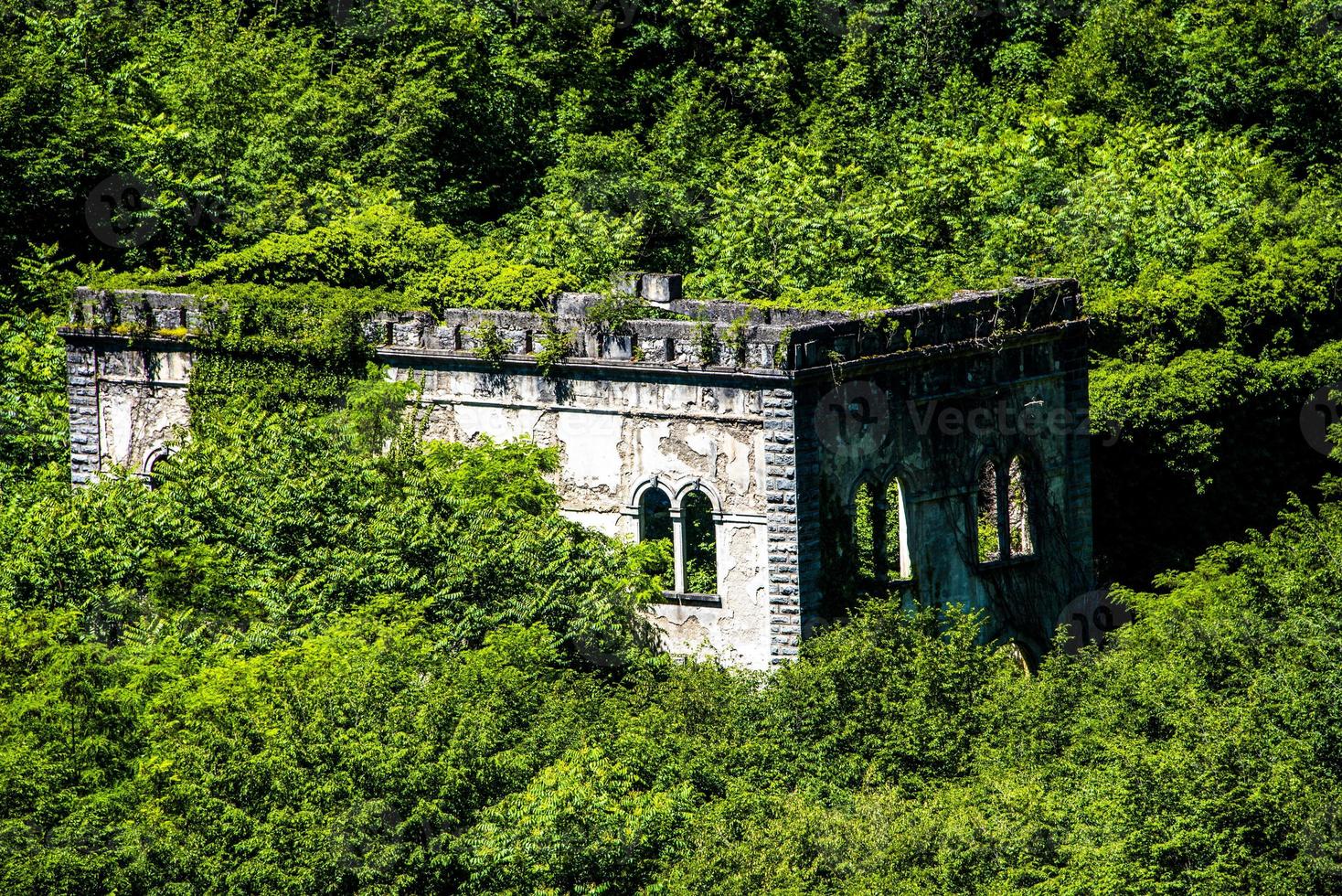 gammal kraftverk nära sjön ledro i Trento, Italien foto