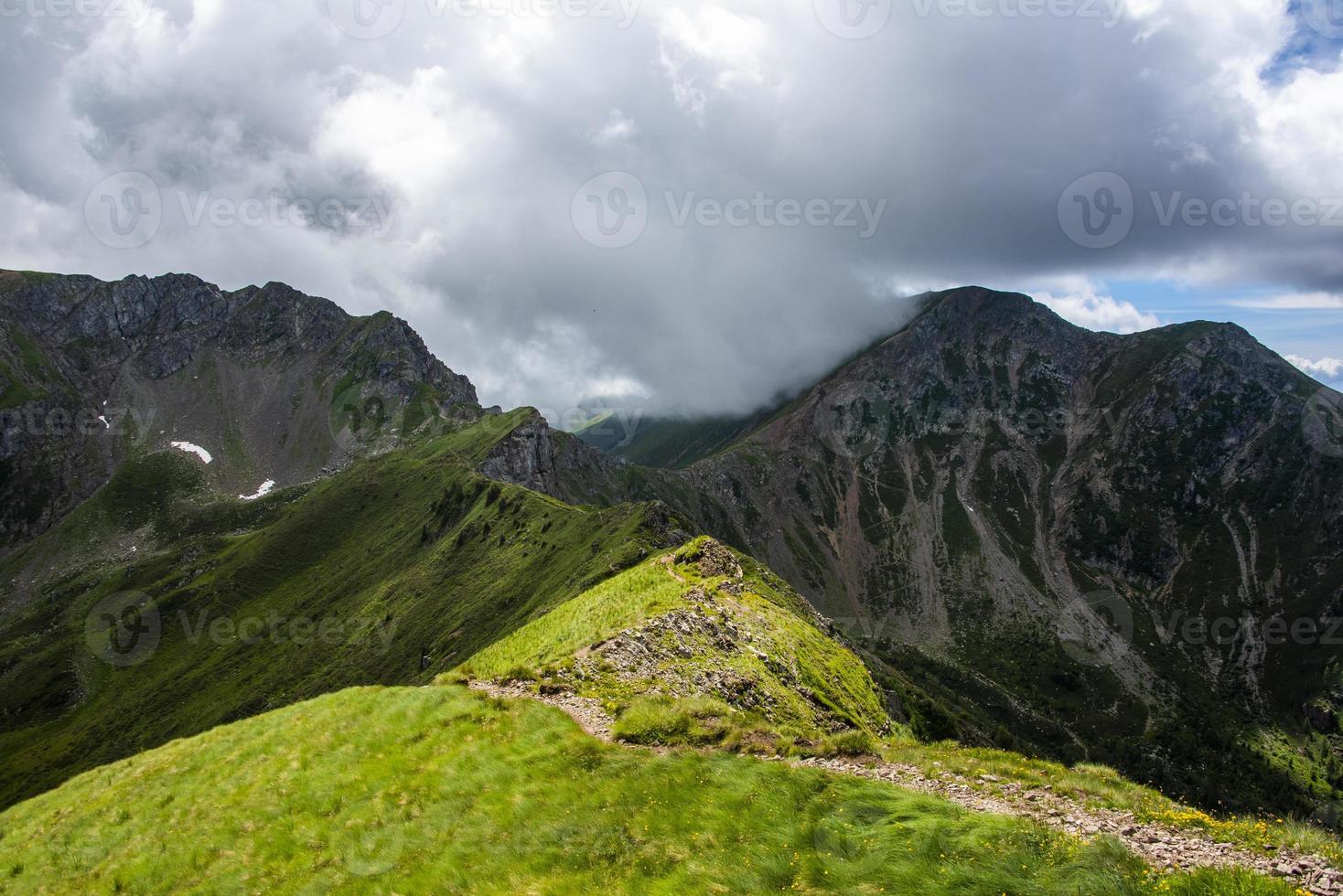 landskap nära sjön Levico, Trento Italien foto