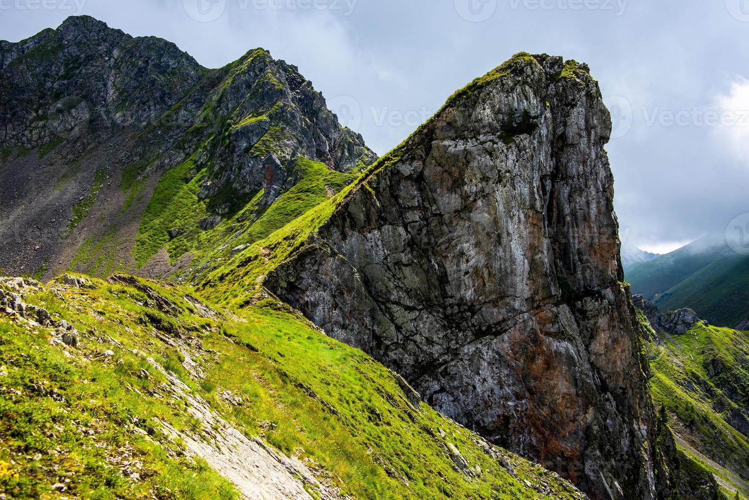 landskap nära sjön Levico, Trento Italien foto