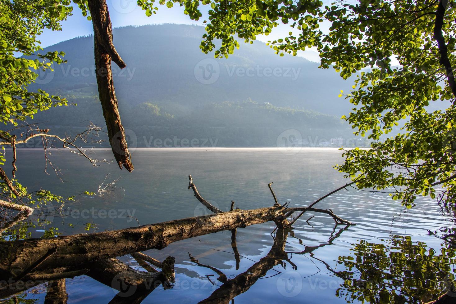 sjön levico med bergen i bakgrunden i Trento, Italien foto