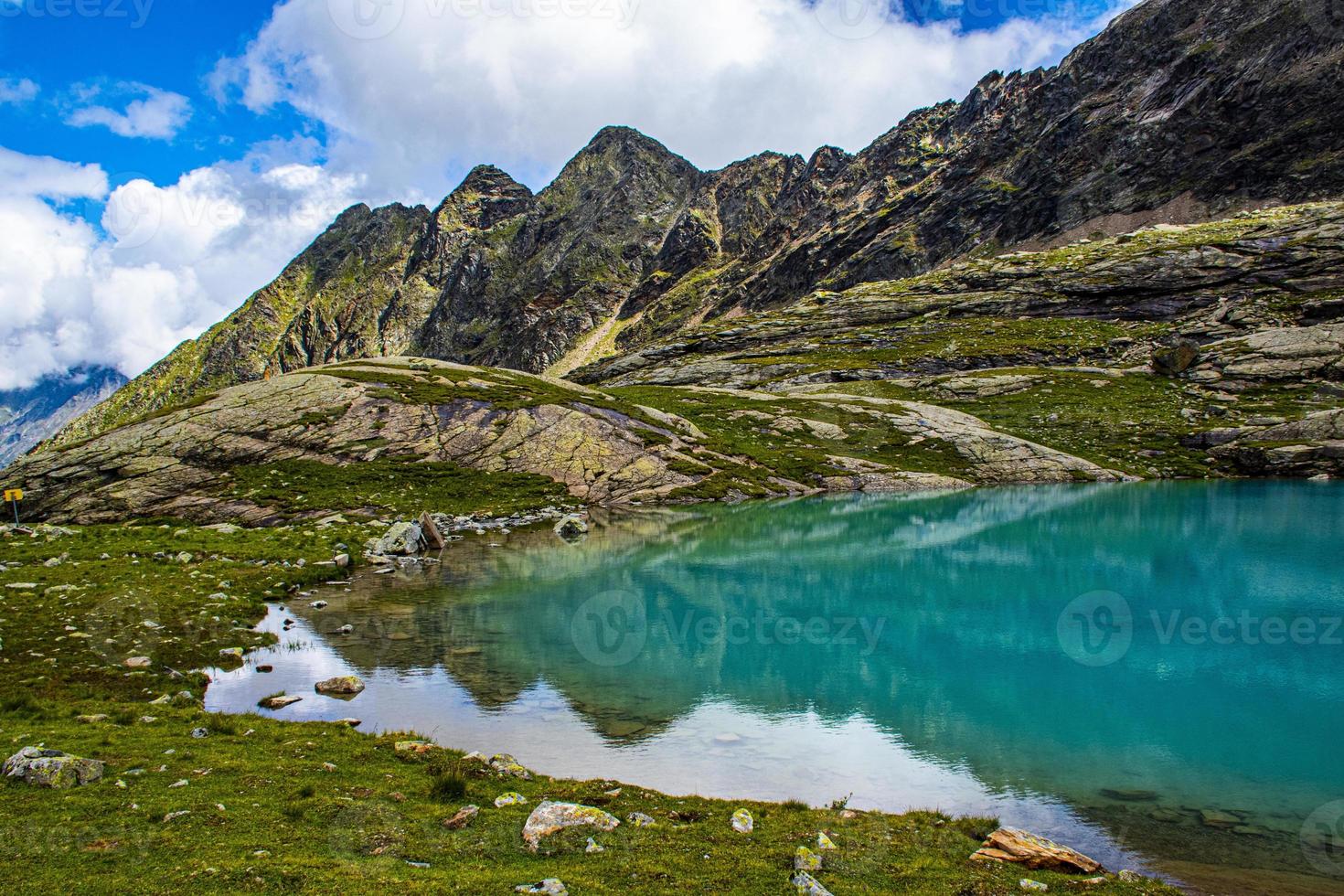 liten alpin sjö i de österrikiska alperna i tyrolen foto