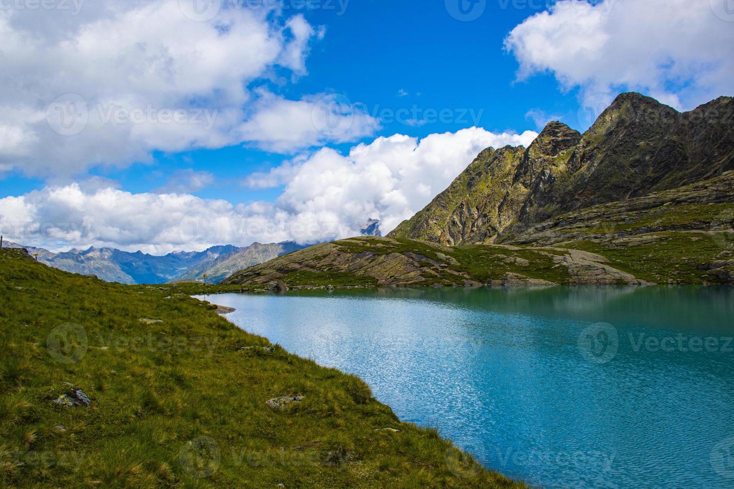 liten alpin sjö i de österrikiska alperna i tyrolen foto