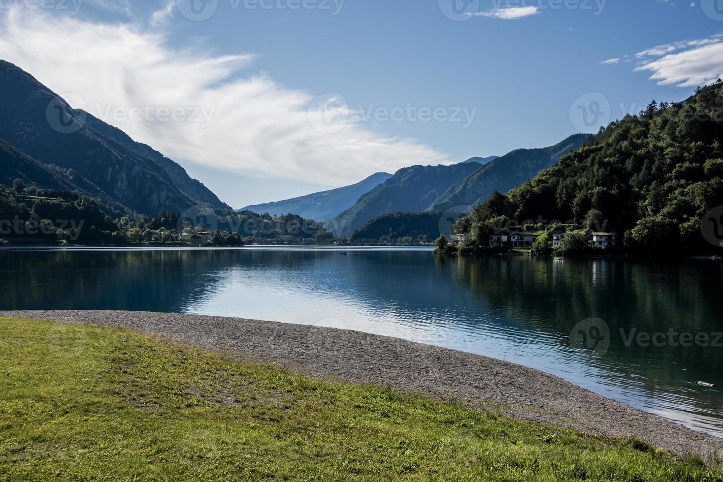 sjö ledro på en solig sommardag nära Trento, Italien foto