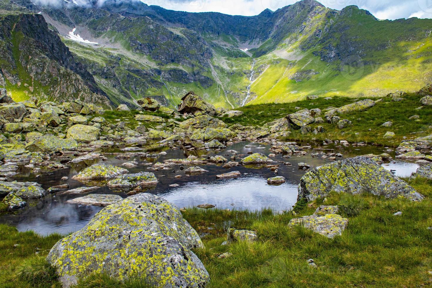 liten alpin sjö i de österrikiska alperna i tyrolen foto