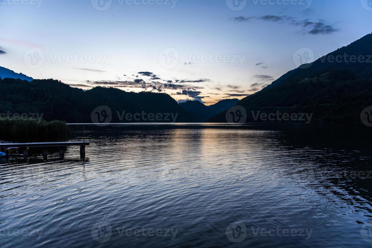 solnedgång på sjön Levico, Trento, Italien foto