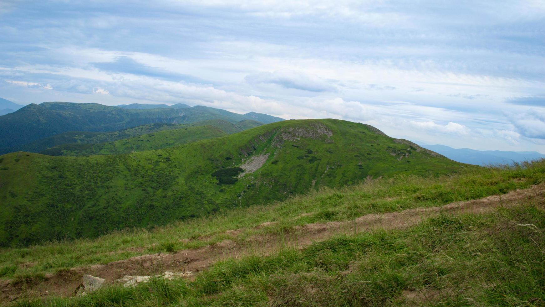 karpater berg panorama av gröna kullar i sommar berg foto