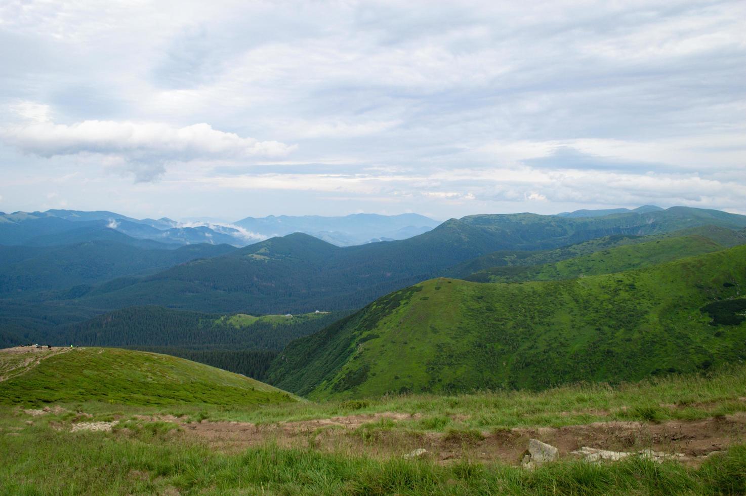 karpater berg panorama av gröna kullar i sommar berg foto