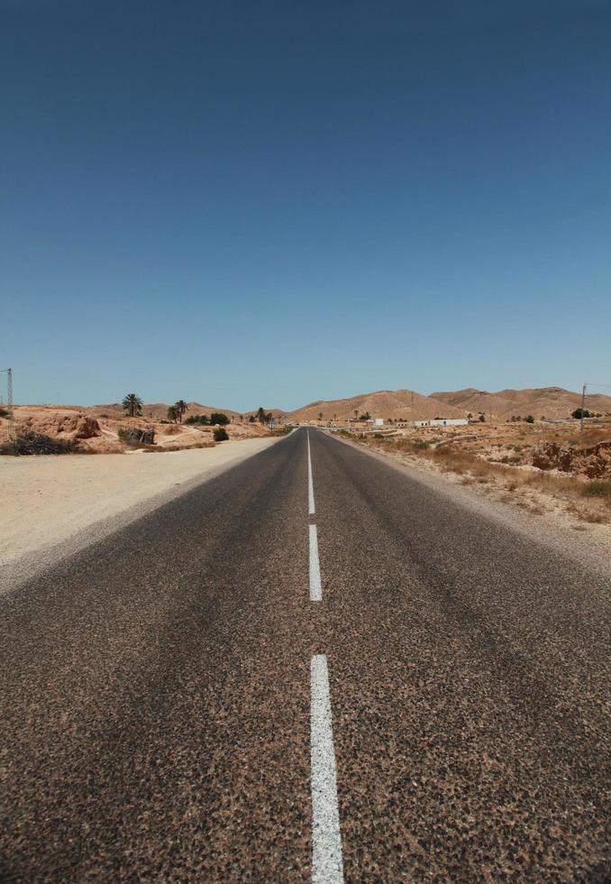 ensam öken motorväg Sahara öknen i Afrika foto