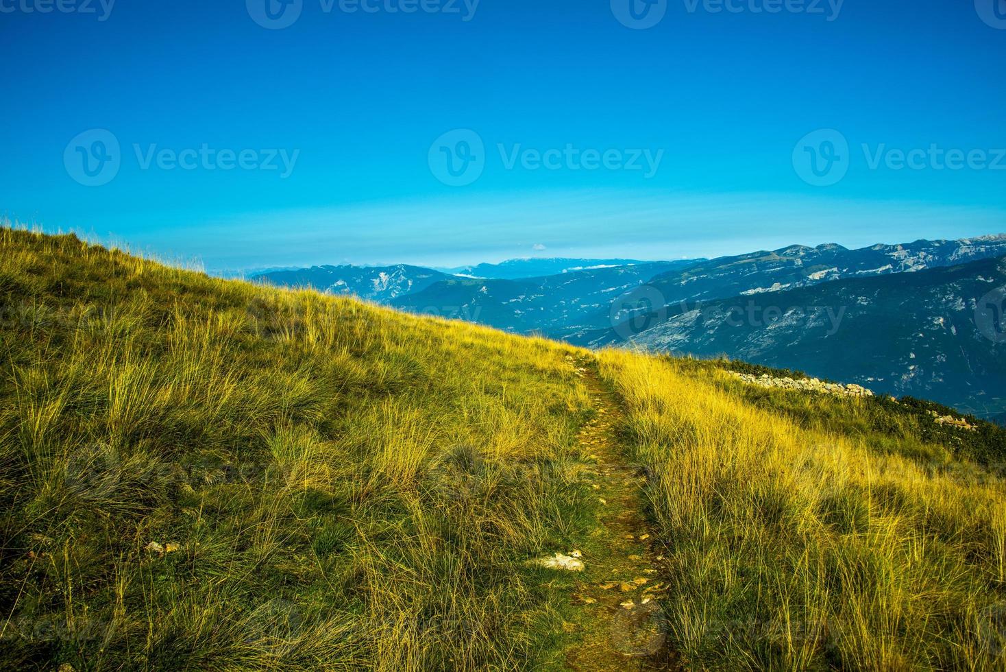 stig bland betesmarkerna på Monte Altissimo nära Gardasjön, Trento, Italien foto