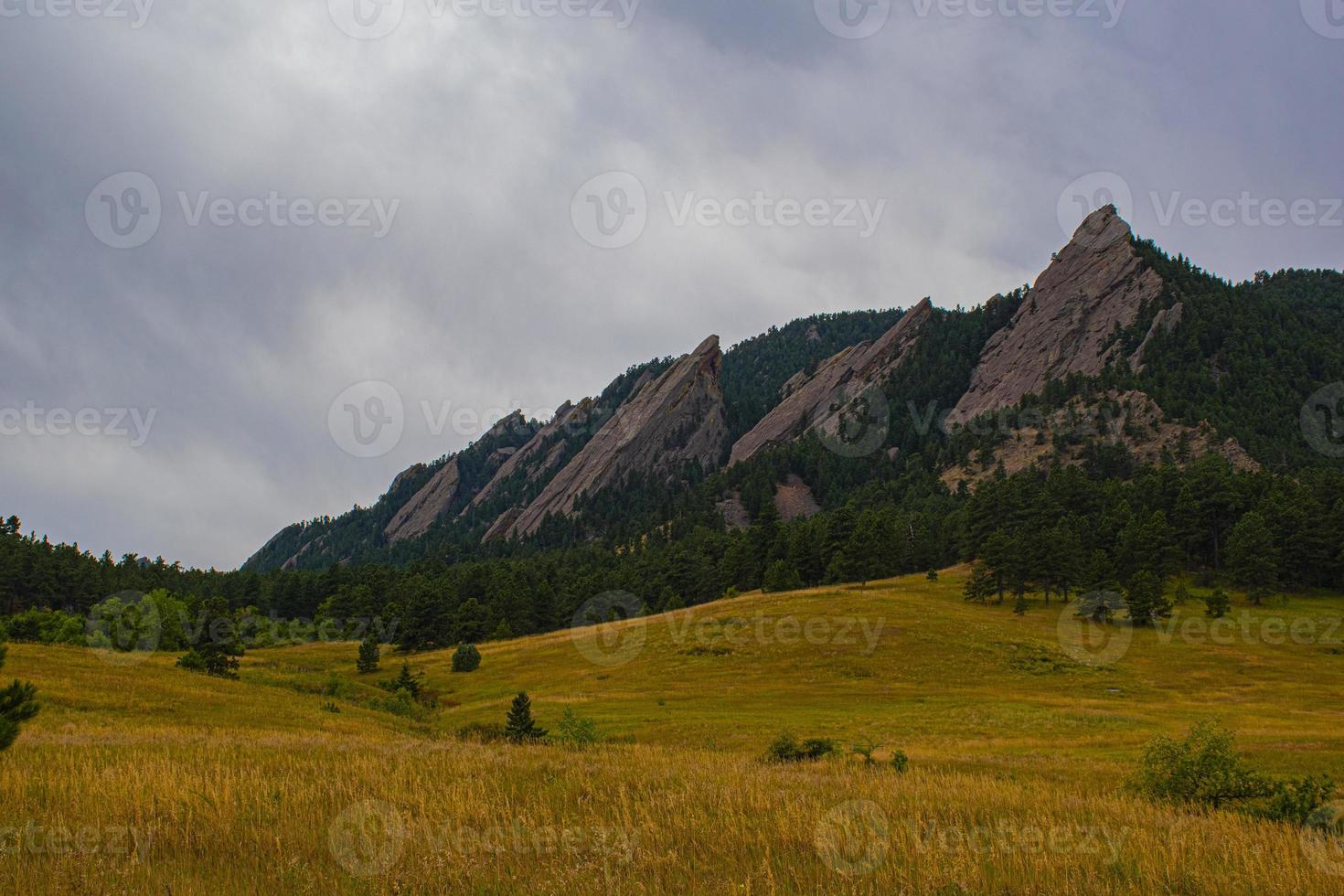 flatirons mörka granitberg i Chautauqua Park i Boulder Colorado foto